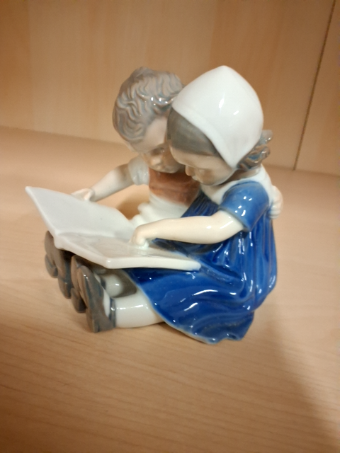 Læsende børn porcelænsfigur
